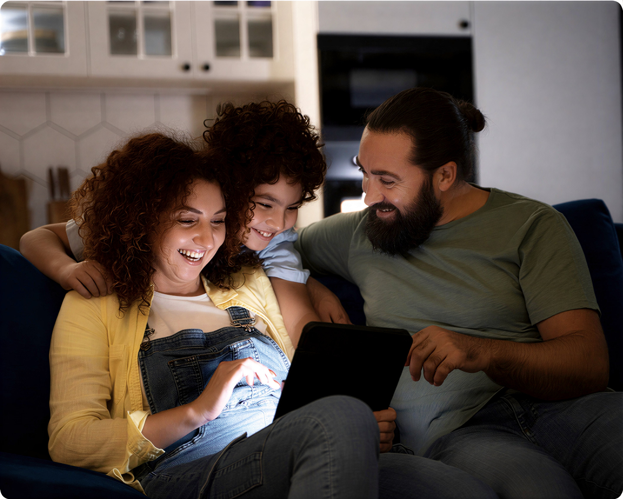 Família usando tablet conectada à internet Jetweb